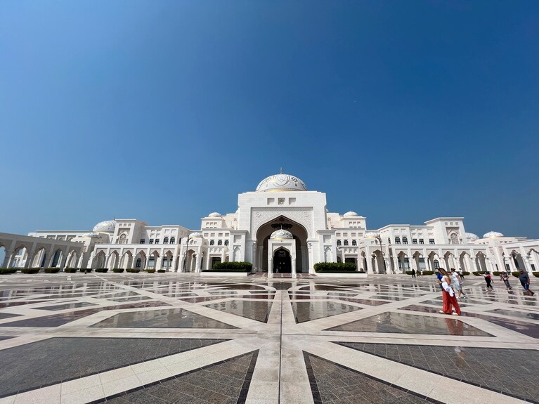 エントランス前の、回廊に囲まれた中庭だけでもこの広さ。