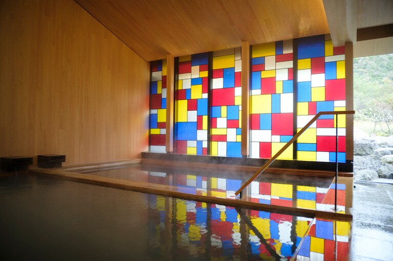 湯小屋の内湯には雲仙温泉の源泉掛け流しの「あつ湯」とゆっくり浸かれる「ぬる湯」があり、ステンドグラスから差し込む光が水面を彩る。