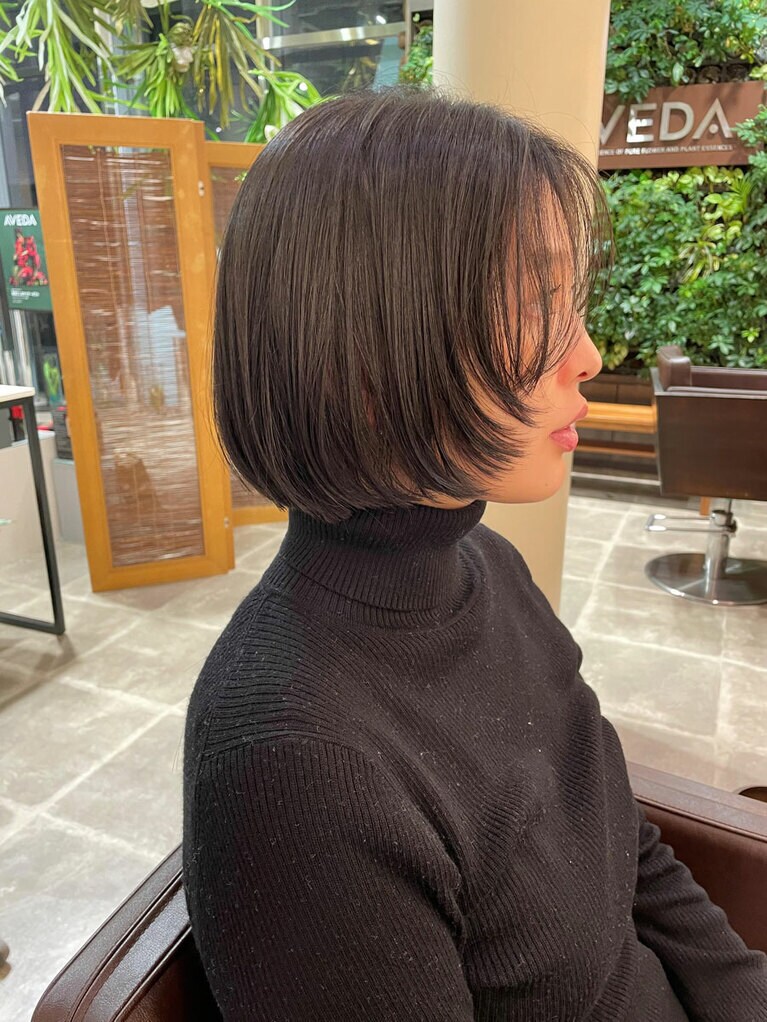 知的な印象の前上がりレイヤーロブ。