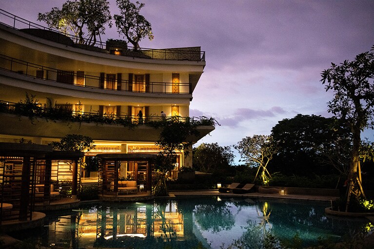 夕暮れの幻想的な色彩に染まる「アヤナ セガラ バリ」。