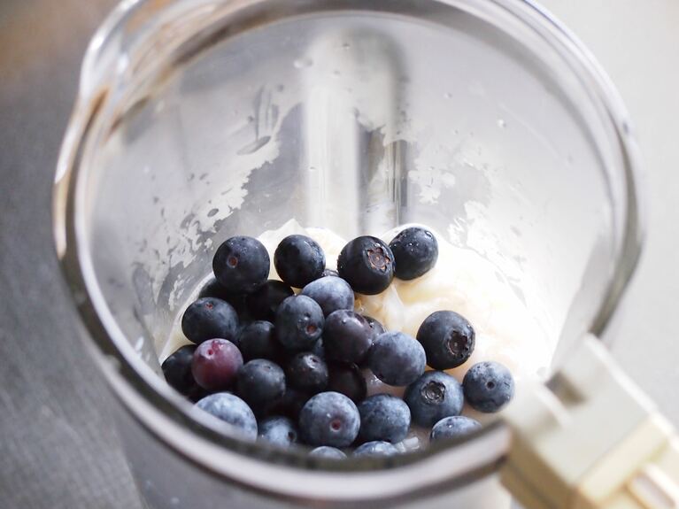 甘酒、豆乳、ブルーベリー、氷を入れてミキサーにかける。