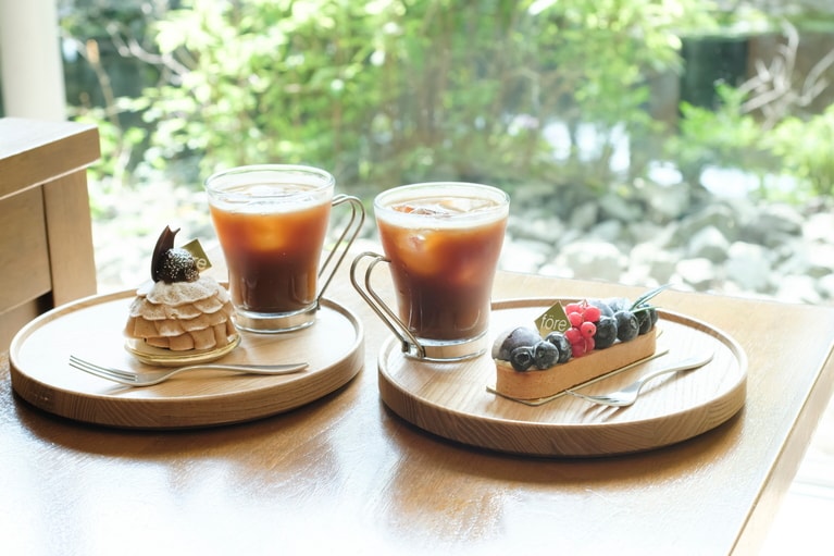 cafe & loungeでいただけるケーキ。写真左から、洋酒漬けのチェリーがアクセントになった「愛媛中山モンブラン」650円とサクサクのタルト生地とジューシーなフルーツがおいしい「季節のフルーツタルト」700円。