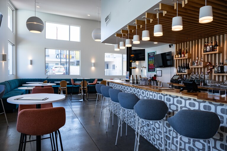 「インペリアル・ダイヴ」の店内。カクテルやワインをオーダーして、プールサイドでも味わえます。