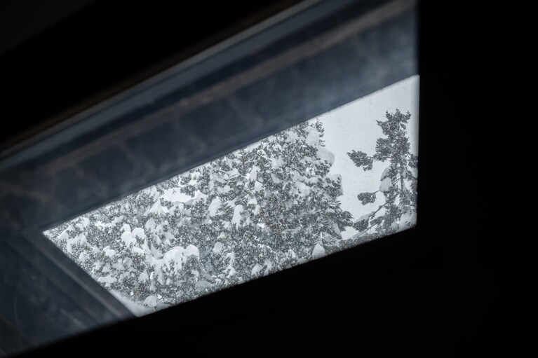 額縁のような窓から見る白黒の景観はまるで水墨画。辺りの音が雪に吸収され、静寂な世界が広がっています。