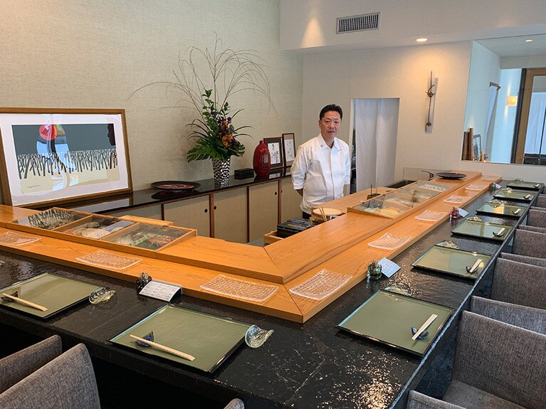 店内はカウンター10席とテーブル2席のみ。鮨種のケースがカウンター内に埋め込まれているのも進藤さんのこだわりだ。