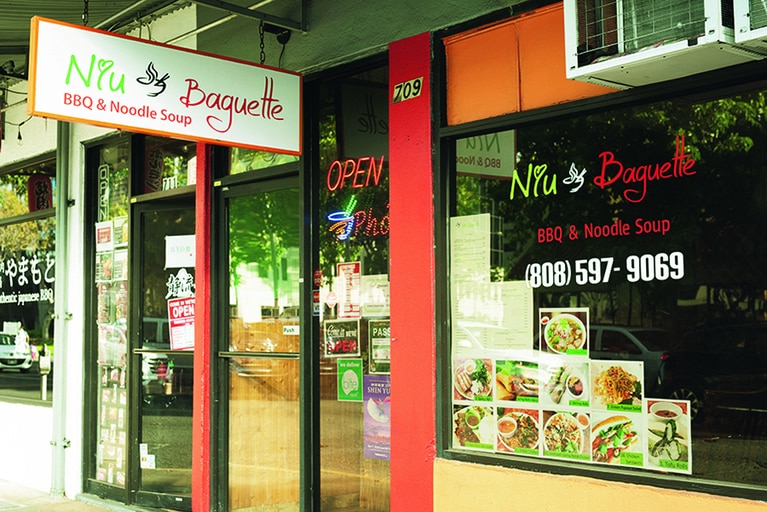 オープンして1年足らずながらもローカルが足繁く通う評判の店。