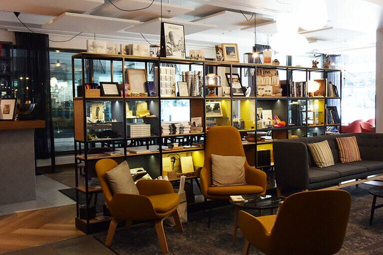 小ぢんまりとしたロビーエリア。友人宅のような、ソファなどの調度品。