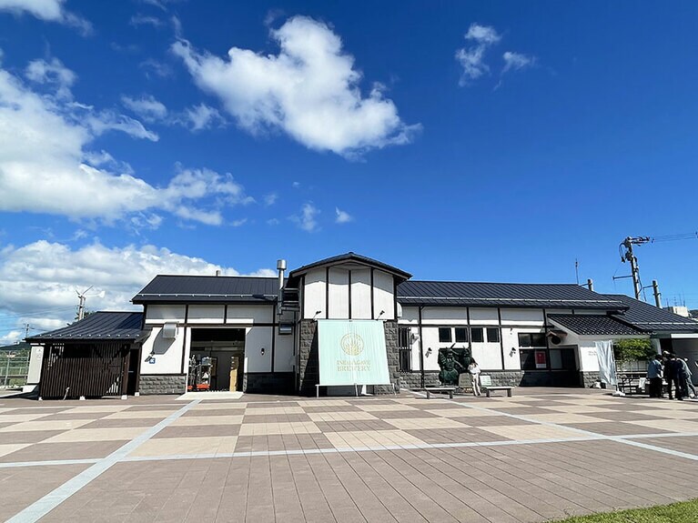 「稲とアガベ」の醸造所。元々は旧男鹿駅の駅舎だった。