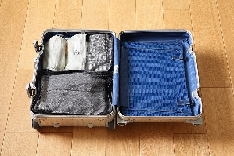 洋服の上のスぺースにスキンケア＆メイク用品と、健康グッズを。