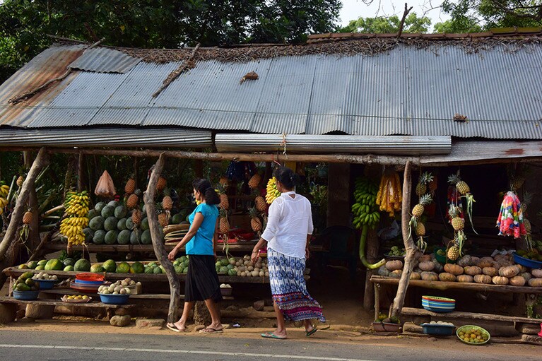 店先にフルーツがたくさん！　サロン姿の女性をよく見かけます。