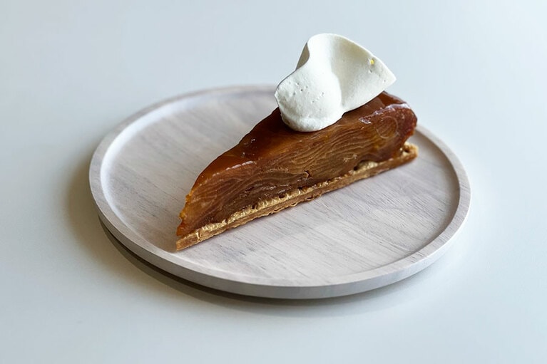 【ナンポルトクワ】薄切りリンゴを平たく敷き詰めて焼いた名作「りんごのタルト」を横目に、今回は、薄切りリンゴを何層にも重ねてじっくり焼いた「ミルフイユ・タタン」を。とろけるようにジューシーで、リンゴの香りと甘みがふくよか。