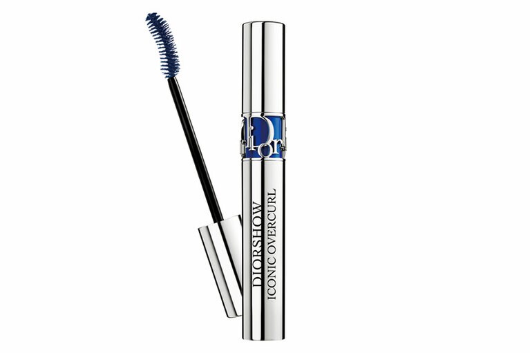 しっかりとカールアップしたまつ毛を一日中キープ。澄んだ瞳を演出するブルー。マスカラ ディオールショウ アイコニック オーバーカール 264 4,200円／パルファン・クリスチャン・ディオール