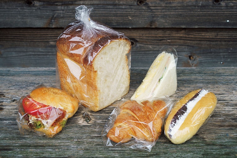 市内の人気店の出店も見どころ。大徳寺エリアのベーカリー「プチフランス」からはハード食パン 280円など。