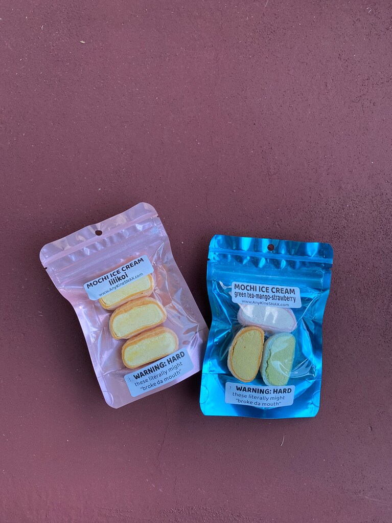 フレーバーいろいろなフリーズドライのもちアイス各6ドル。