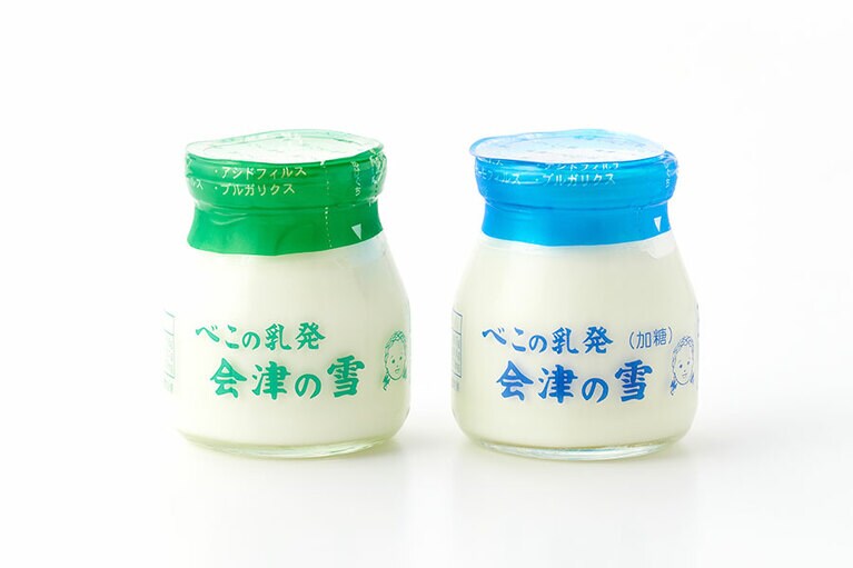 会津中央乳業「べこの乳発 会津の雪」各172円(120ml)。左から：無糖、加糖／福島県