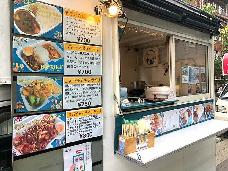 メニューは上記3種に加えて、「しょうゆチキンとチキンカレーのハーフ＆ハーフ」700円。さらに、大手町の東京サンケイビル前の出店日には、焼き麺「チャークイティオ」 800円も加わる。
