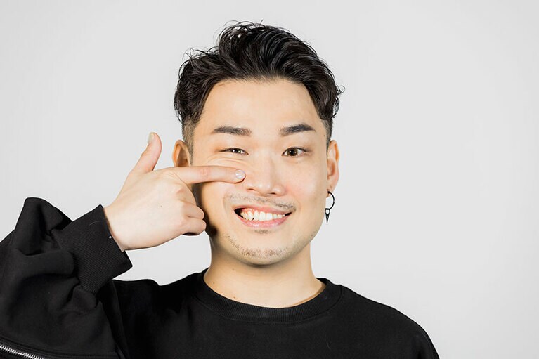 片側ずつ「口角挙筋」を上げて上の奥歯を見せる