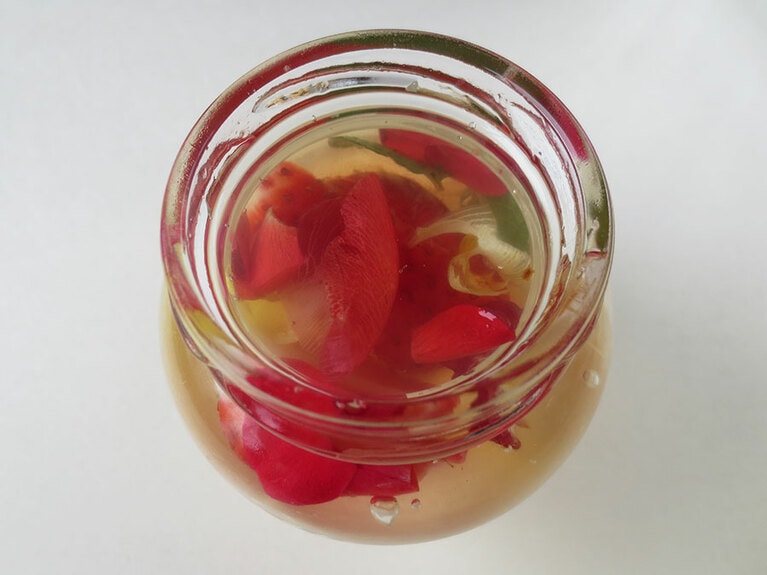 「芦屋ご令嬢ぷりん」1,620円。プリンは日本ミツバチの蜂蜜の優しい甘さ。季節のフルーツとエディブルフラワーのゼリーとの2層。