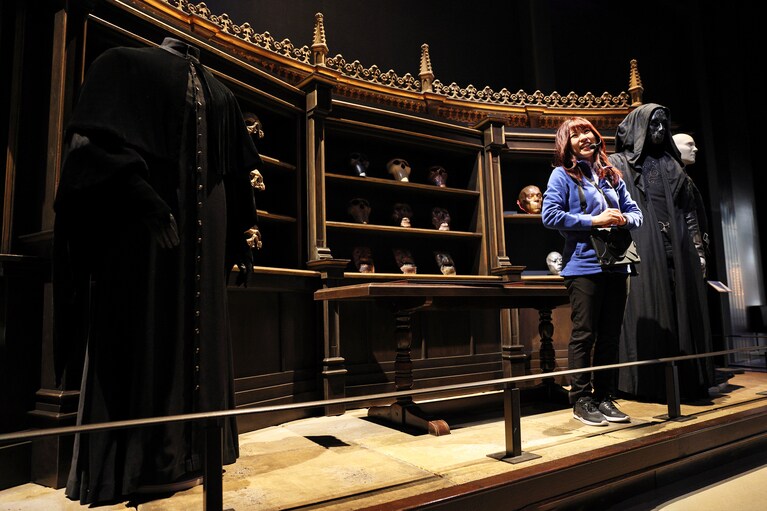 死喰い人のマスクと衣装が展示されている。