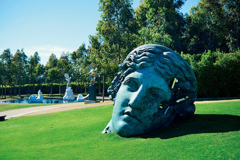 ダニエル・アーシャム氏の≪Unearthed Bronze Eroded Melpomene≫は表面を腐蝕したように見せた作品。