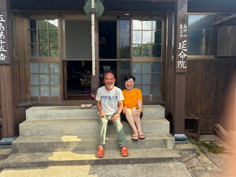 黄島で迎えてくれた民宿「おうしま」の山下雅真さん、幸子さんご夫妻。島の魅力は自分の時間を楽しめること、と奥様。