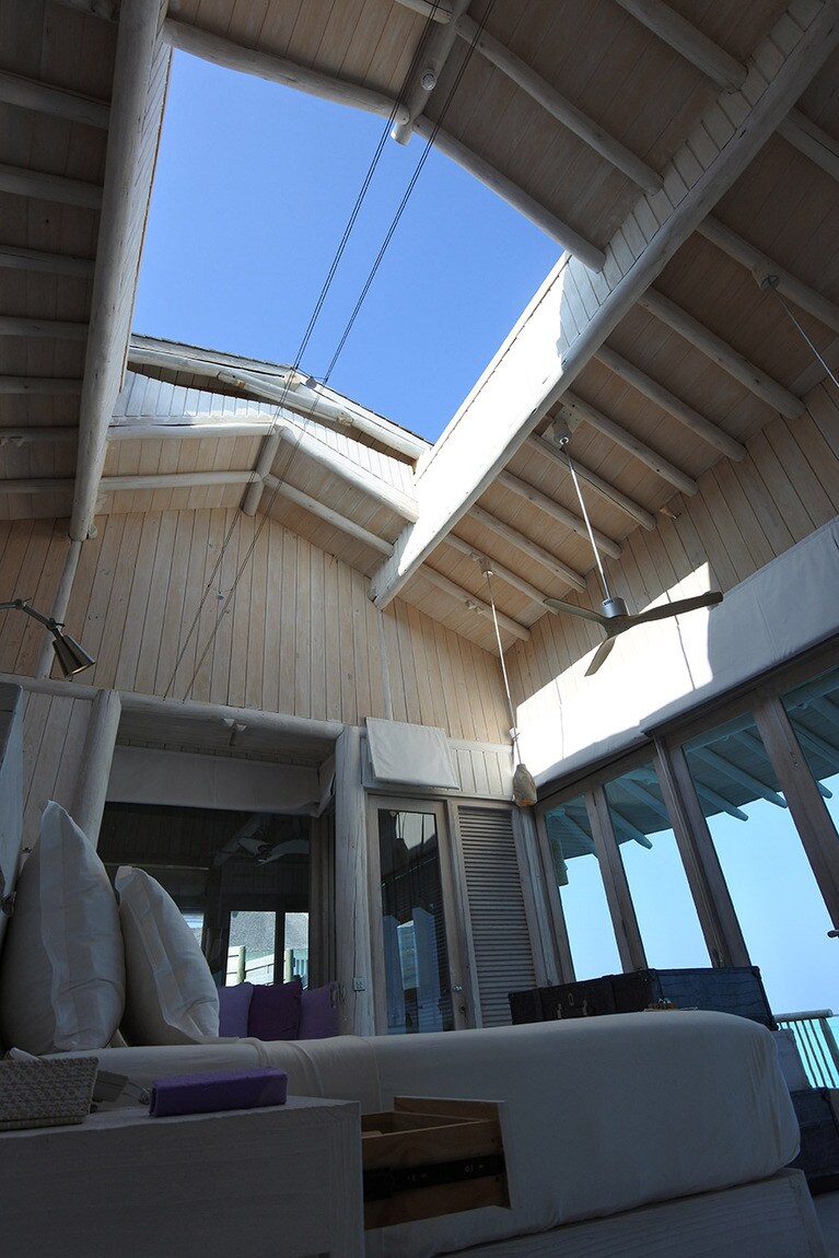 客室によっては、電動で開閉するマスターベッドルームの天井も。