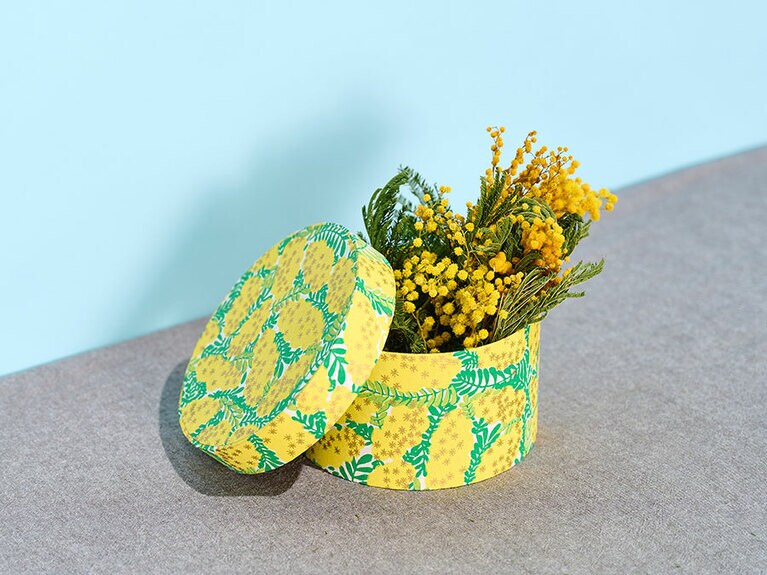 ミモザ柄のボックスをセレクト。紫や黒のボックスにするとシックな印象に。