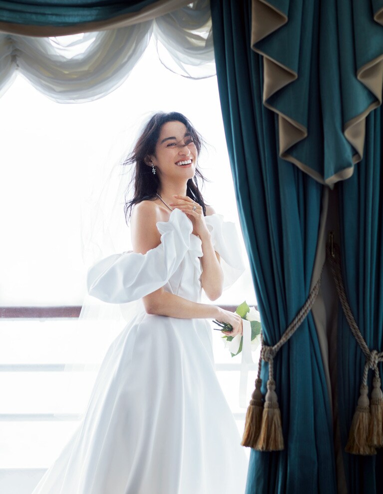 〈左手・薬指〉「ボッチョーロ」エンゲージリング（PT× センターDIA0.3ct～） 668,800円～ 〈人差し指〉「ペルセンプレ」エタニティリング（PT×DIA） 398,200円　テニスネックレス（WG×DIA） 5,082,000円　ピアス（PT×DIA） 11,275,000円／すべてダミアーニ（ダミアーニ 銀座タワー） ドレス 594,000円（レンタル価格）／リヴィニ ベール 参考商品（ともにリブラブラフ横浜店）