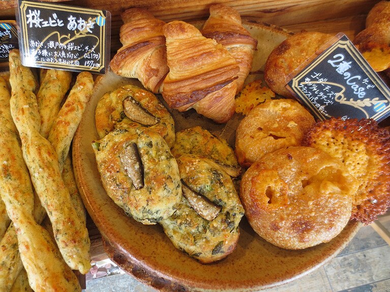 ギュッと並んだ表情豊かなパン。