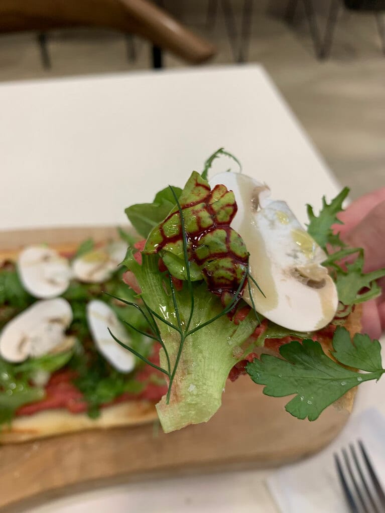 ピザは食べやすい大きさにカットしてある。