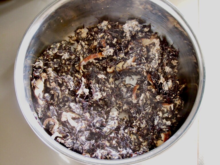 油が全体に絡まったら、鶏ひき肉を入れて炒める。