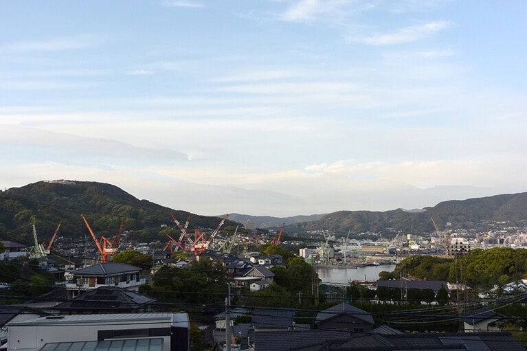 造船所と港を高台から。街を車で走っていると、アメリカ海軍のゲート前を通ったり、佐世保ならではの風景と出会えたりします。