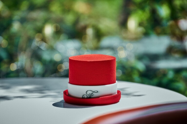 「スカーレット シルクハット」（25個限定）18,000円。直径15cm×高さ12cm。