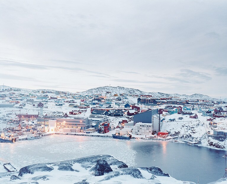石川直樹は22歳で北極から南極まで人力で踏破、23歳で七大陸最高峰の登頂に成功し、その後も各地を縦横に旅して撮影を続けている。「POLAR」(2007)