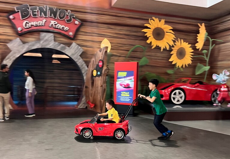 子供同士で遊ぶことができるミニカーも用意されている。もちろん、車体の色はフェラーリレッドだ。レーシングカーに乗って記念撮影ができる写真スポットも。