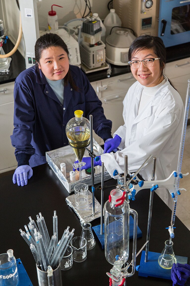 世界のプラスチック廃棄物問題の解決を目指し、ベンチャー企業「BioCellection」を共同設立したミランダ・ワン(左)とジェニー・ヤオ(右)。© Rolex/Bart Michiels