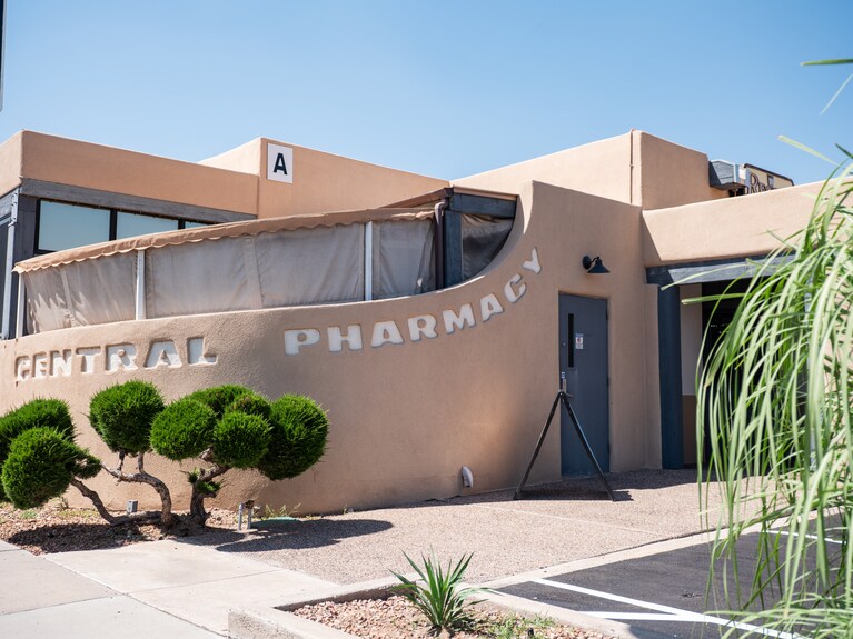 【Duran Central Pharmacy】薬局 9:00～18:00（月・火曜 9:00～16:00、土曜 10:00～13:00）日曜休　ギフトショップ 9:00～16:00（水・木・金曜 9:00～18:00）無休　レストラン 9:00～16:00（水・木・金曜 9:00～19:00）無休　duransrx.com