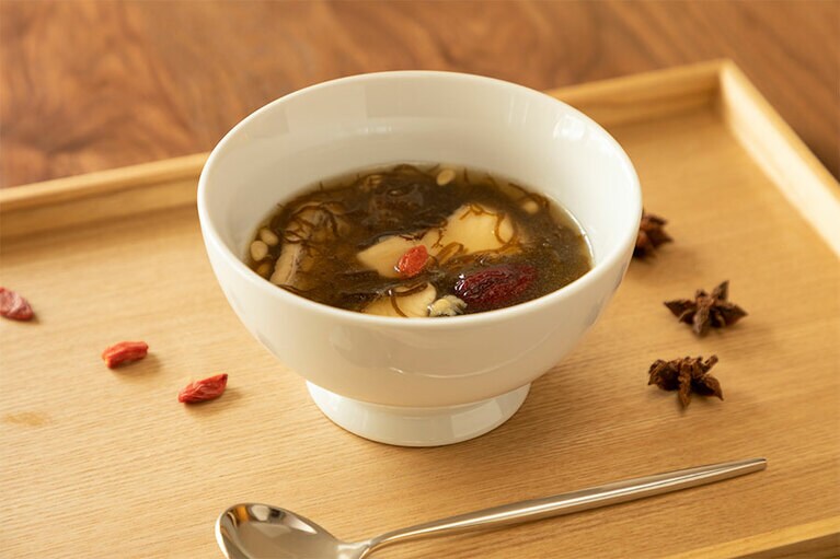 沖縄もずくと鯛の薬膳スープ 270g 950円。