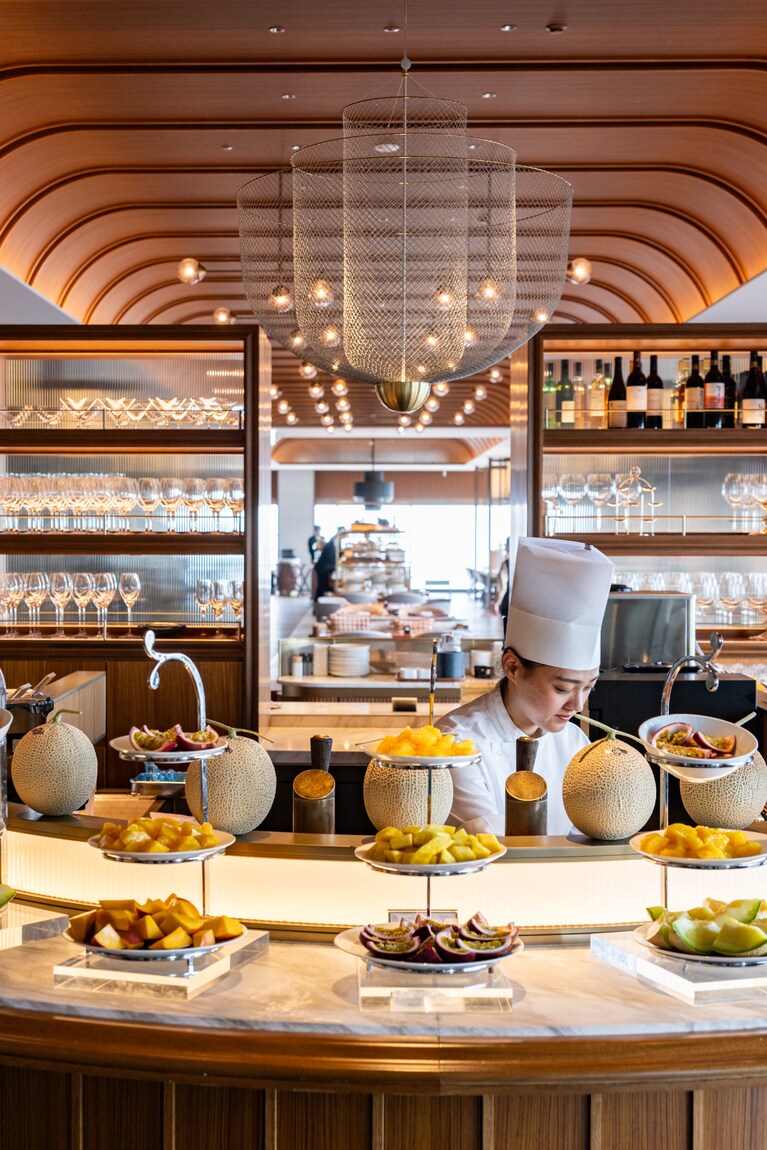 08:48 果物もたっぷり用意され、〝朝のフルーツは金〞を優雅に体感。