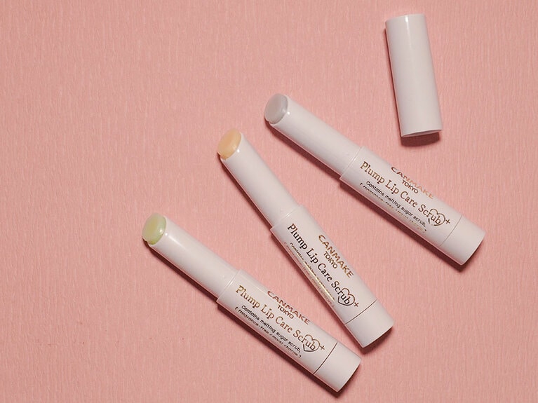 砂糖のスクラブで古い角質をオフし、ふっくらハリのある唇に整える。無香料・紫外線吸収剤不使用・パラベンフリー・アルコールフリー。キャンメイク プランプリップケアスクラブ＋ 各594円(限定発売中)／井田ラボラトリーズ