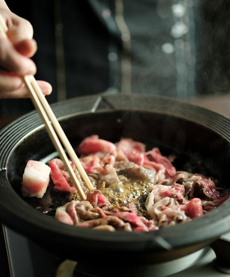 「毛利志満」自慢のすき焼きはコース 8,800円と11,000円。単品は上 6,600円、極上 7,700円(すべて要予約)。