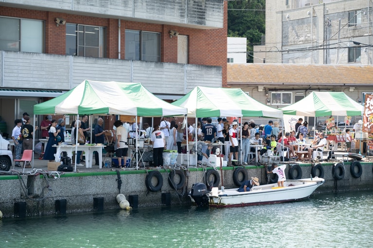 毎週日曜に鐙摺葉山港で開催される「ハヤママーケット日曜朝市」。