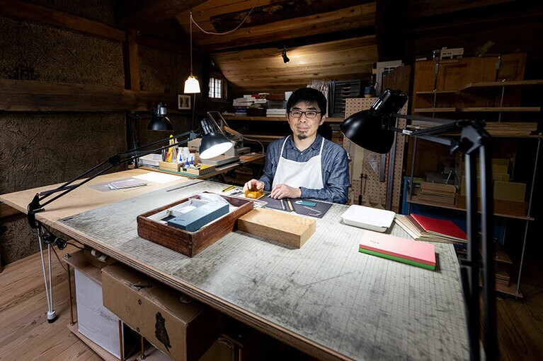 工房にて吾郷直紀さん。