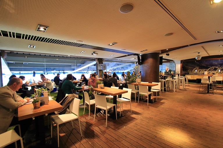 「レアル・カフェ・ベルナベウ」は少なくとも3週間前には予約するべし。