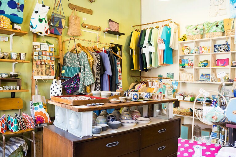 店内に雑貨がぎっしり。