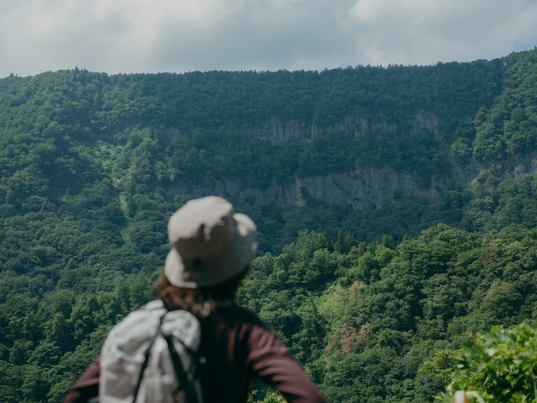 見倉集落へ向かう途中には、柱状節理の発達した崖”苗場山麓ジオパーク”のビューポイントも。