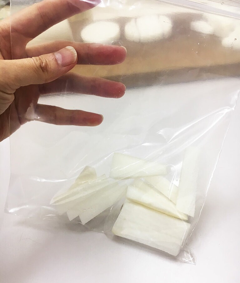 タッパーやジップロックなどに入れて持ち歩く。