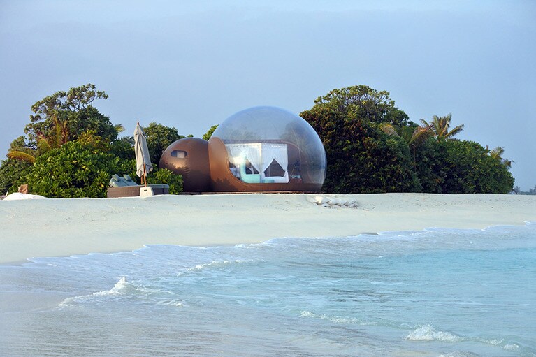 翌朝のビーチバブル。大潮だったため、波打ち際が近い。ちなみに、テント内には念のために救命胴衣の用意も。