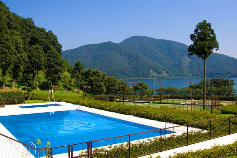 リゾート内にはプールやテニスコート、貸切家族風呂なども。