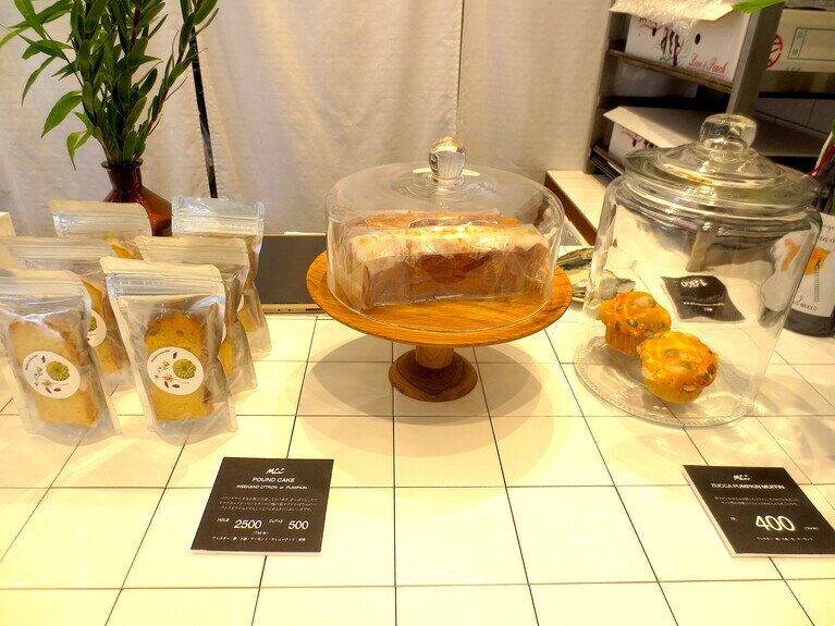 焼き菓子は、パウンドケーキ「ウイークエンドシトロン」「栗マロンかぼちゃ」ホール各2,500円、カット2個各500円。「ズッカパンプキンマフィン」400円、「フィナンシェ」2個500円。